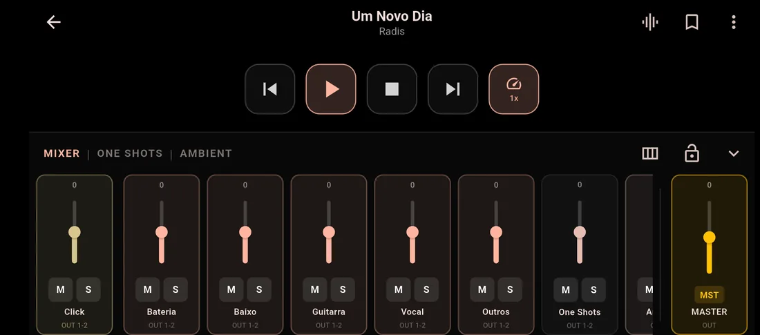 Mixer com faders de Click, Bateria, Baixo, Guitarra, Vocal e Master
